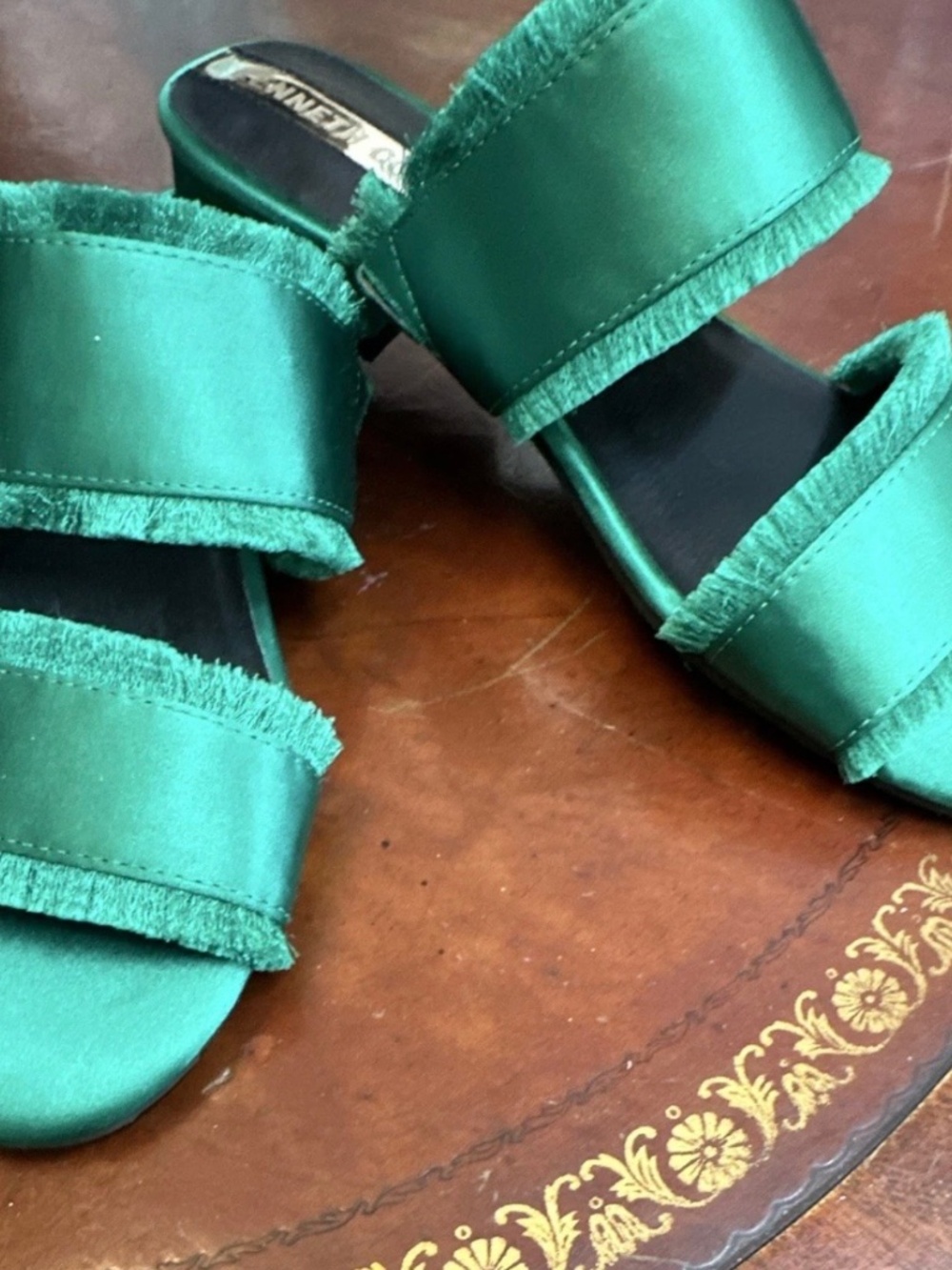 Kenneth Cole Women's Green Satin Fringe Slide Slip-On Sandals Solid Size 6